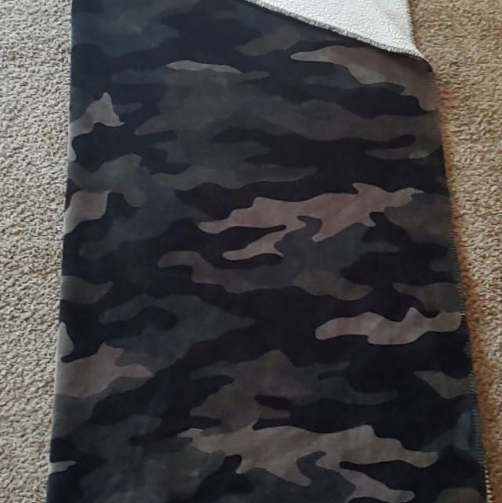 Gentley used pink sherpa camo blanket